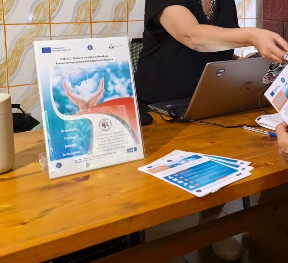 Afiș și pliante ale proiectului LIVERO, cu emblema Uniunii Europene, așezate pe masa unui punct de informare.
